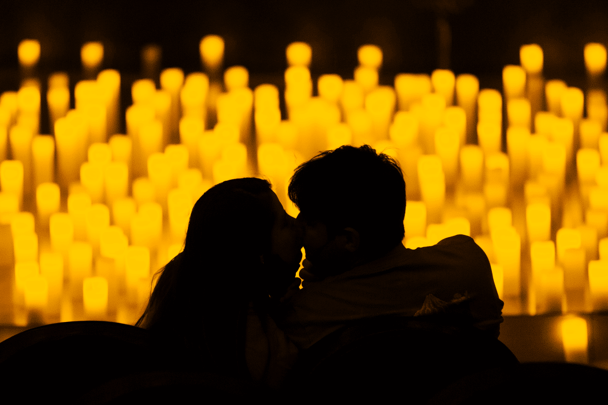 A couple kissing at a Candlelight concert