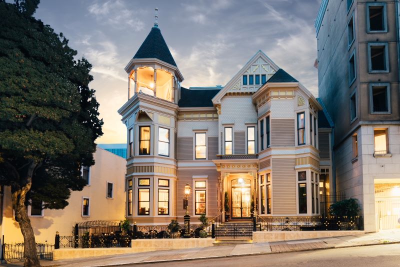 Exterior of Victorian hotel Mansion on Sutter