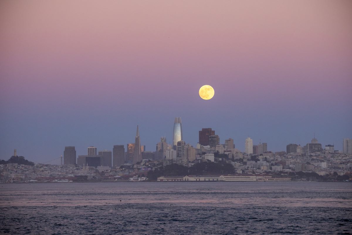 本周“超级蓝月亮”在旧金山升起